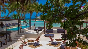 Bar junto a la alberca