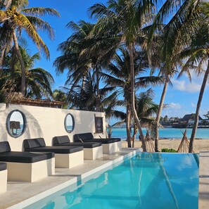 Piscina externa, guarda-sóis, espreguiçadeiras