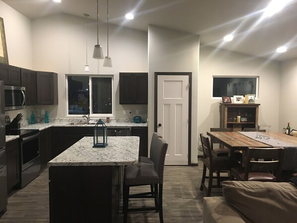 Micro-ondas, lava-louças, cafeteira/chaleira