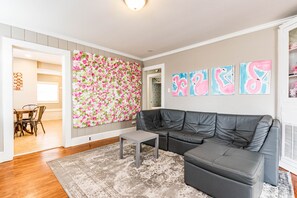 Smart TV, offices - Insta Worthy Stay! - Fun in Downtown Raleigh! (Raleigh)