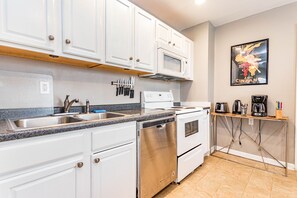 ثلاجة، ميكروويف، فرن، موقد طهي مسطح