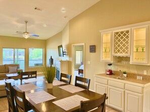 Dining - Modern Lake Hamilton Condo w/180° Lakefront View-Main Channel, Central Location! (Hot Springs)
