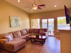 Smart TV, fireplace, Netflix, Hulu