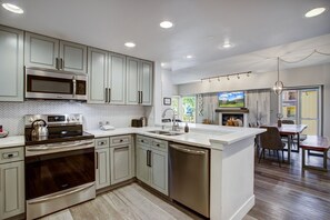 Geladeira, micro-ondas, fogão, cooktop