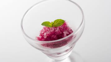 Postre de vidrio transparente con adorno de menta.
