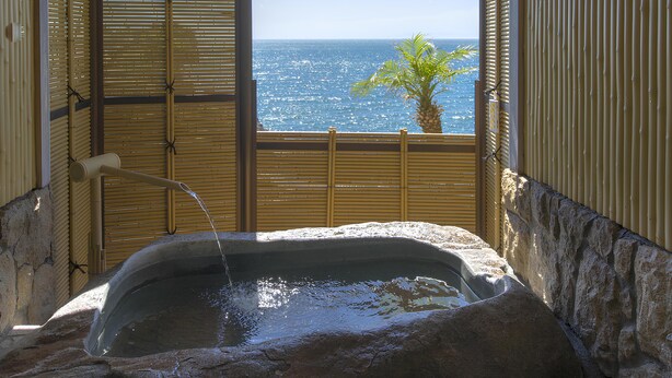 A hot tub with a view of the ocean. - Hoozue No Toki (Izu)