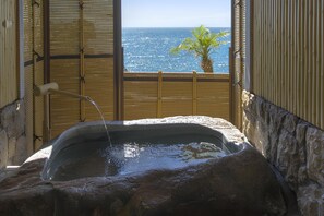 A hot tub with a view of the ocean. - Hoozue No Toki (Izu)
