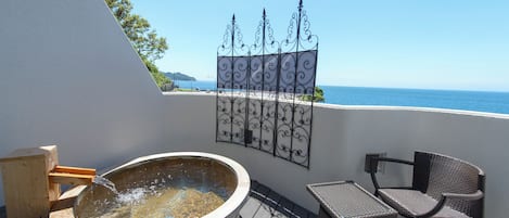 Separate tub and shower, spring water tub, free toiletries, hair dryer