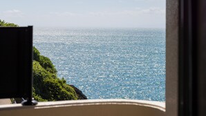 A view of the ocean from a balcony with a clear sky. - Hoozue No Toki (Izu)
