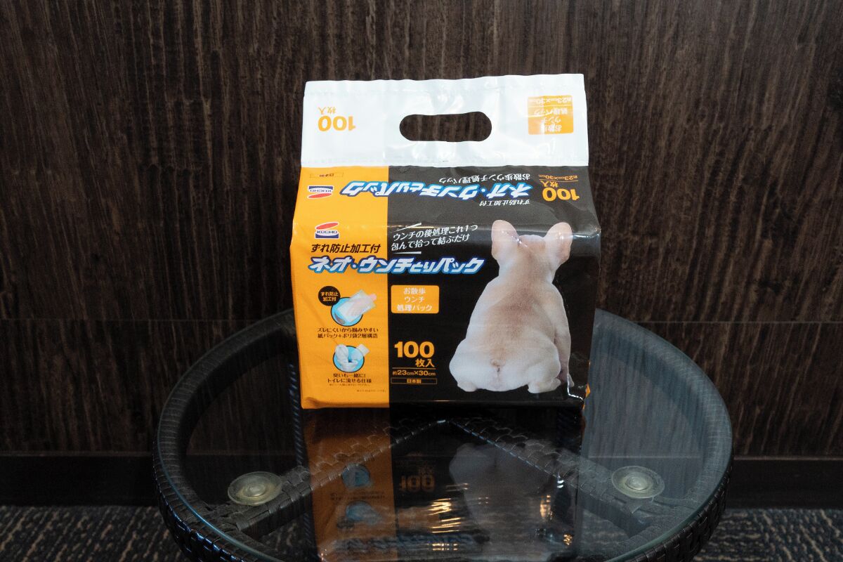 A package of pet food with a rabbit image and Japanese text, placed on a glass table.