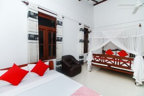 Family Room | 1 bedroom, desk, laptop workspace, free WiFi - OYO 324 Villa Mangrove (Mirissa)