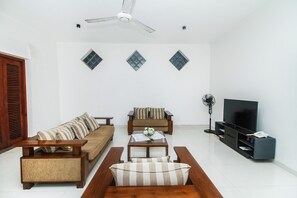 Lobby sitting area - OYO 324 Villa Mangrove (Mirissa)