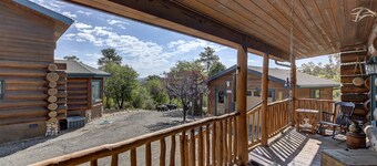 Cozy & Serene Cabin Escape with Mountain Forest Views