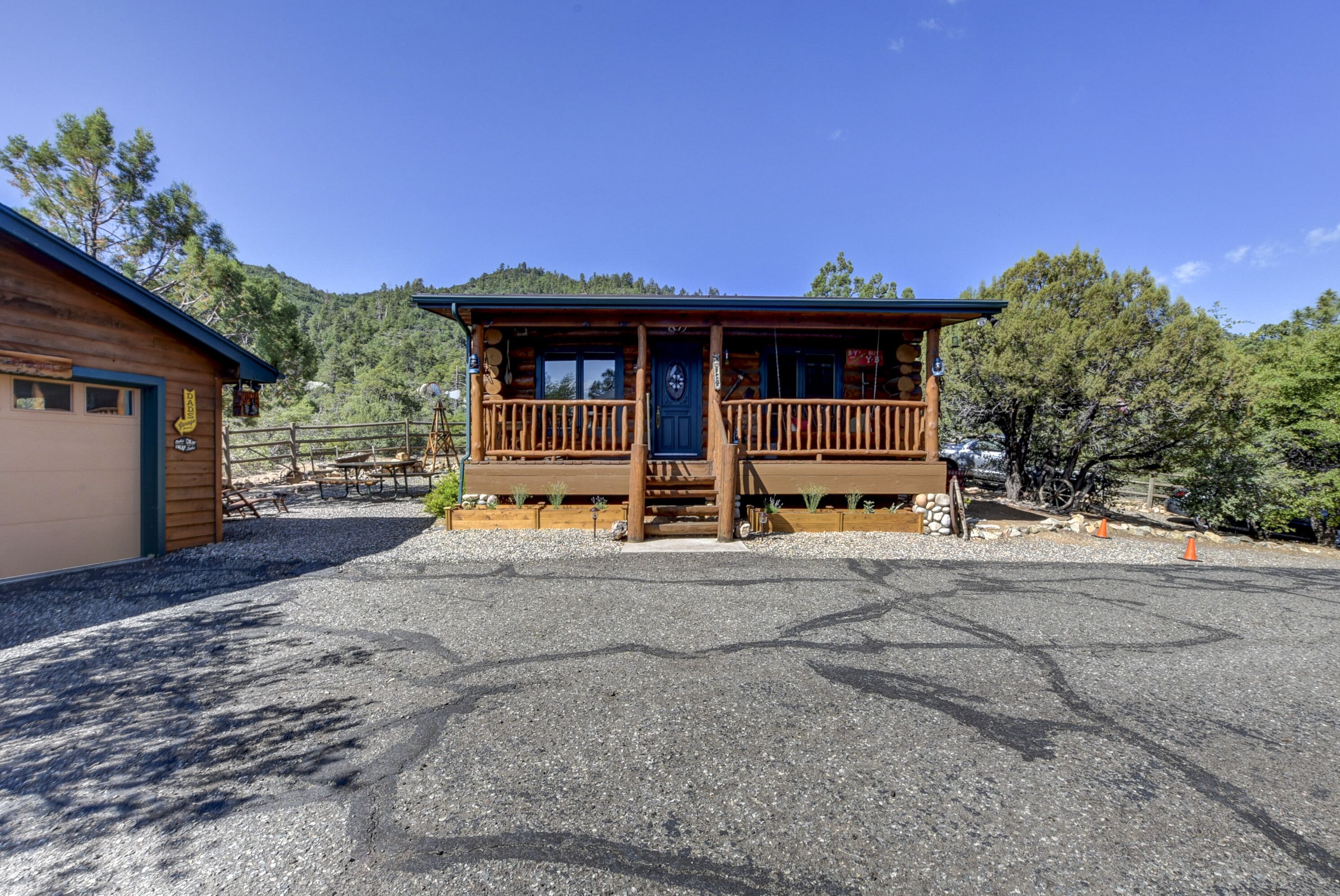 Quartz Mountain Trading Post welcomes you!