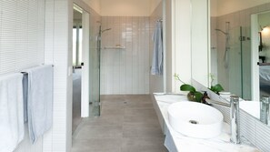 4 Bedroom House on a 157-acre farm | Bathroom