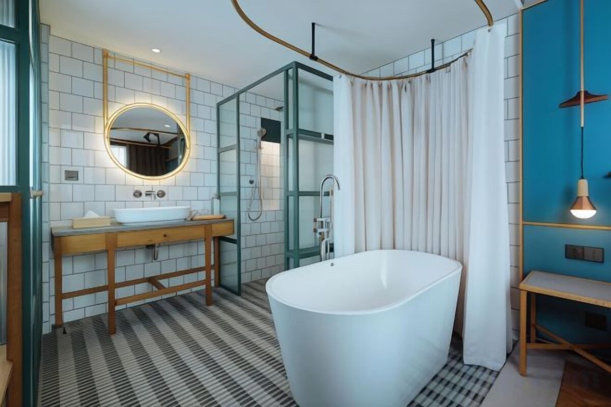 Bathroom | Free toiletries, hair dryer, bathrobes, slippers
