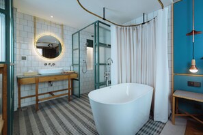 Amenidades de baño gratuitas, secadora de cabello, batas, pantuflas 