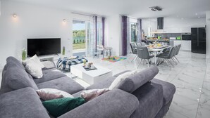Smart TV, futbolito y tenis de mesa 