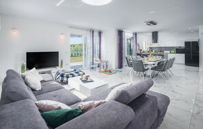 Smart TV, foosball, table tennis - 3 bedroom gorgeous home in Pula (Pula)