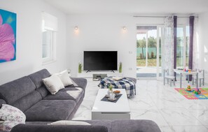 Smart-TV, Tischfußball, Tischtennisplatte
