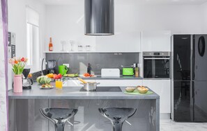 Fridge, microwave, stovetop, dishwasher