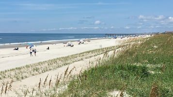 Sulla spiaggia, lettini da mare