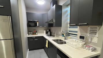 Suite Deluxe, 2 habitaciones (Deluxe Basement) | Cocina privada | Refrigerador, microondas, horno y parrilla de estufa