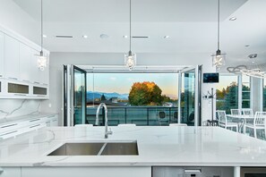 Mountain view - The Chateau (Burnaby)