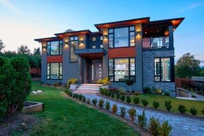 ด้านหน้าที่พัก - ตอนเย็น/กลางคืน