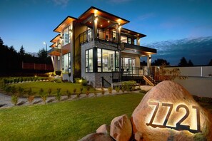 Fachada da propriedade à noite