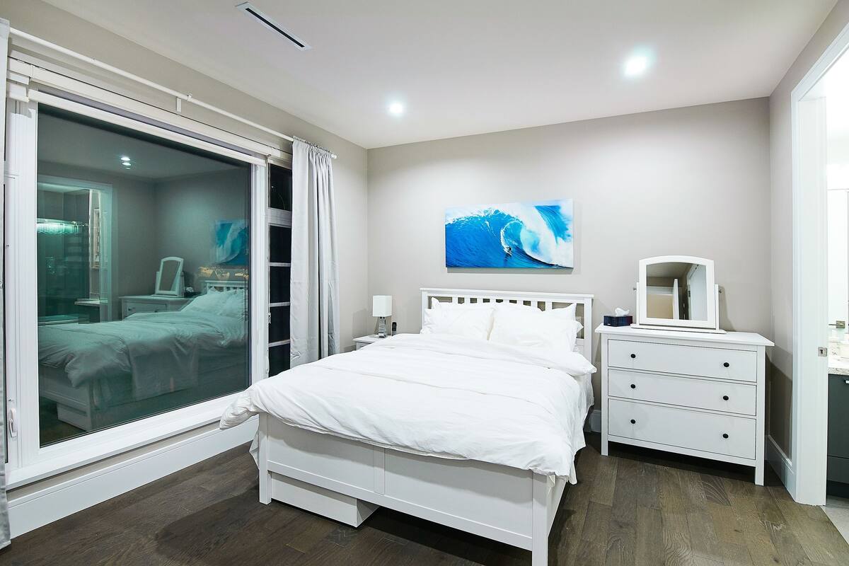 Premium bedding, down comforters, desk, laptop workspace