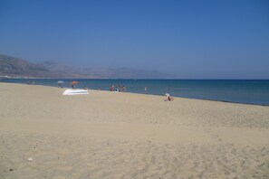 Sulla spiaggia, lettini da mare