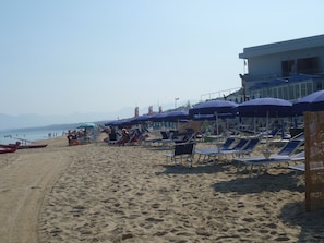 En la playa y camastros 