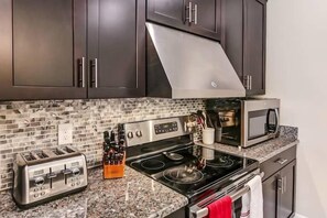 Frigorifero, microonde, forno, piano cottura