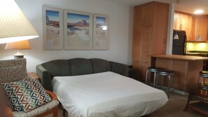 Superior-Suite, Mehrere Betten, Blick auf den Innenhof | Wohnbereich | 55-Zoll-Flachbildfernseher mit Satellitenempfang, LCD-Fernseher