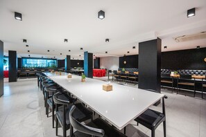 供应早餐、午餐和晚餐，亚洲菜