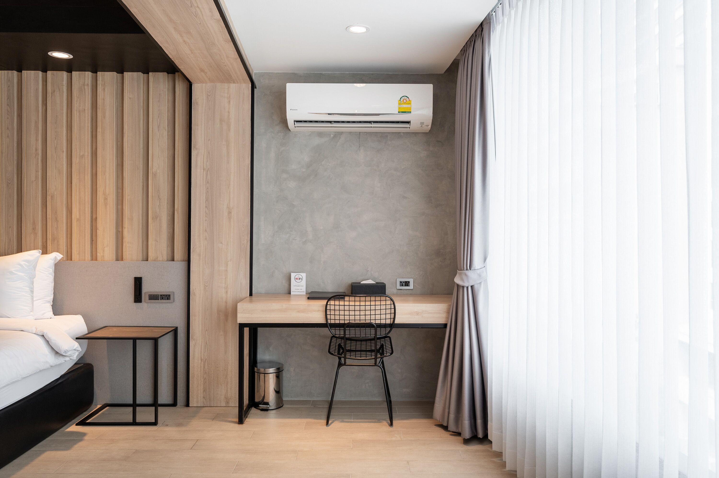 premium deluxe jacuzzi | 1 bedroom, in-room safe, desk, laptop workspace