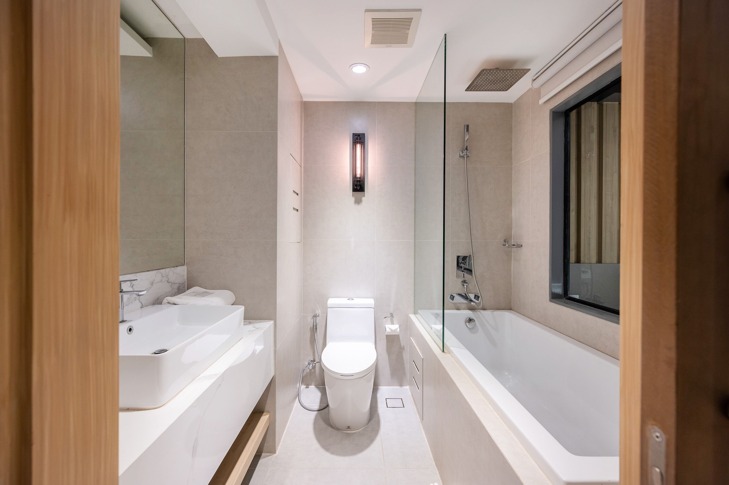 deluxe double room | bathroom | free toiletries, hair dryer, bathrobes, slippers