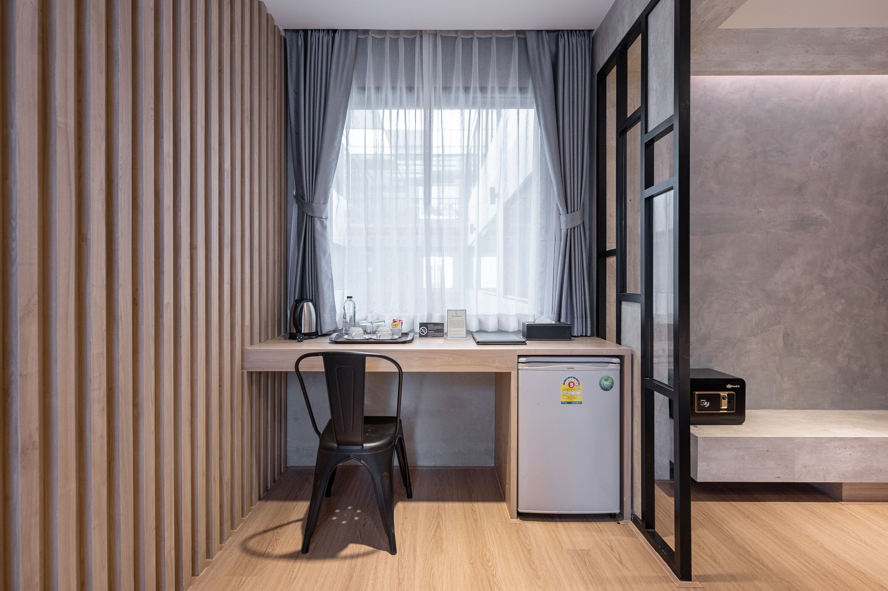 deluxe double room | 1 bedroom, in-room safe, desk, laptop workspace