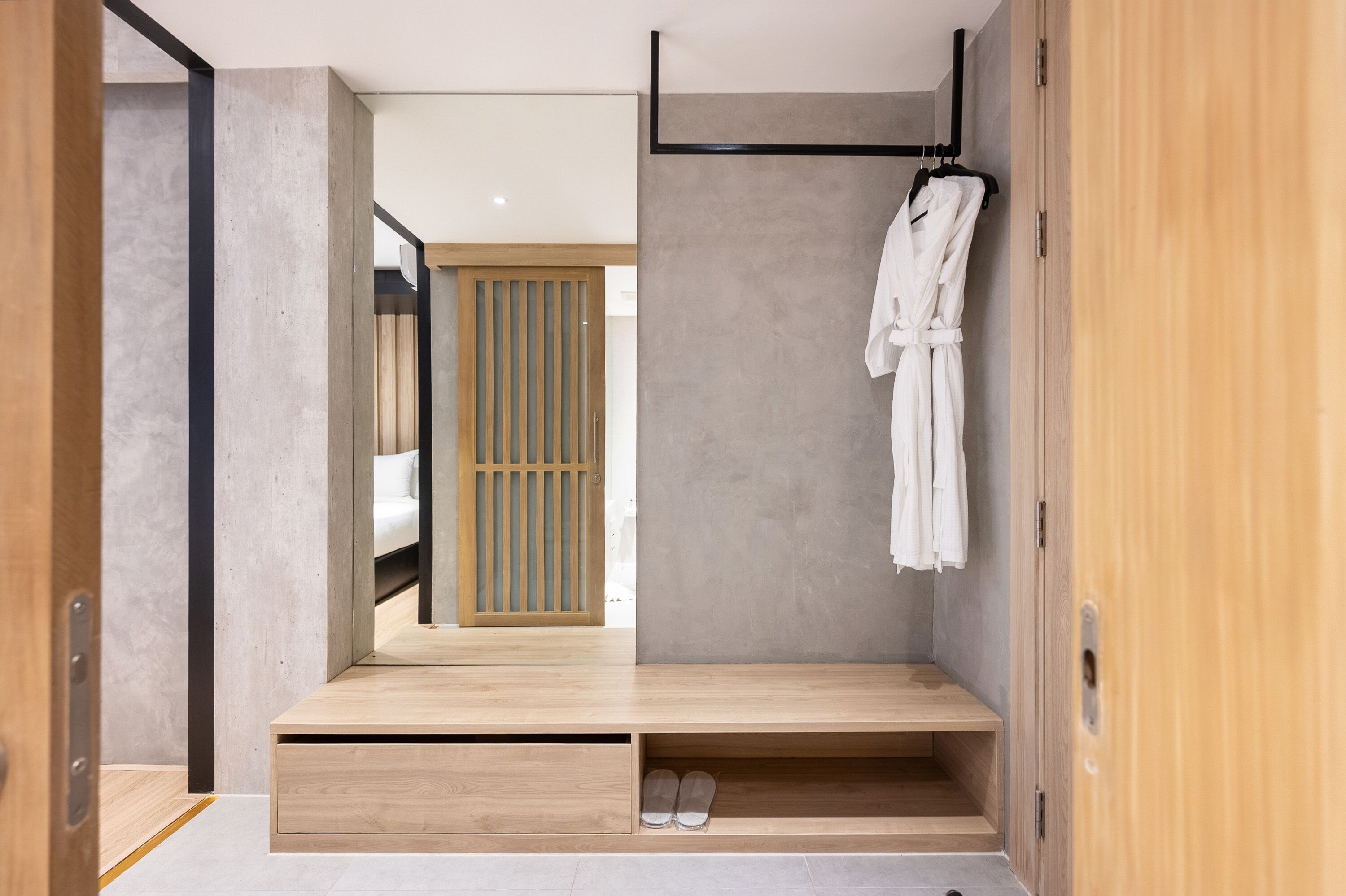 deluxe double room | 1 bedroom, in-room safe, desk, laptop workspace