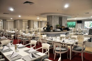 Breakfast, lunch and dinner served - Beverly Hotel Batam (Batam)