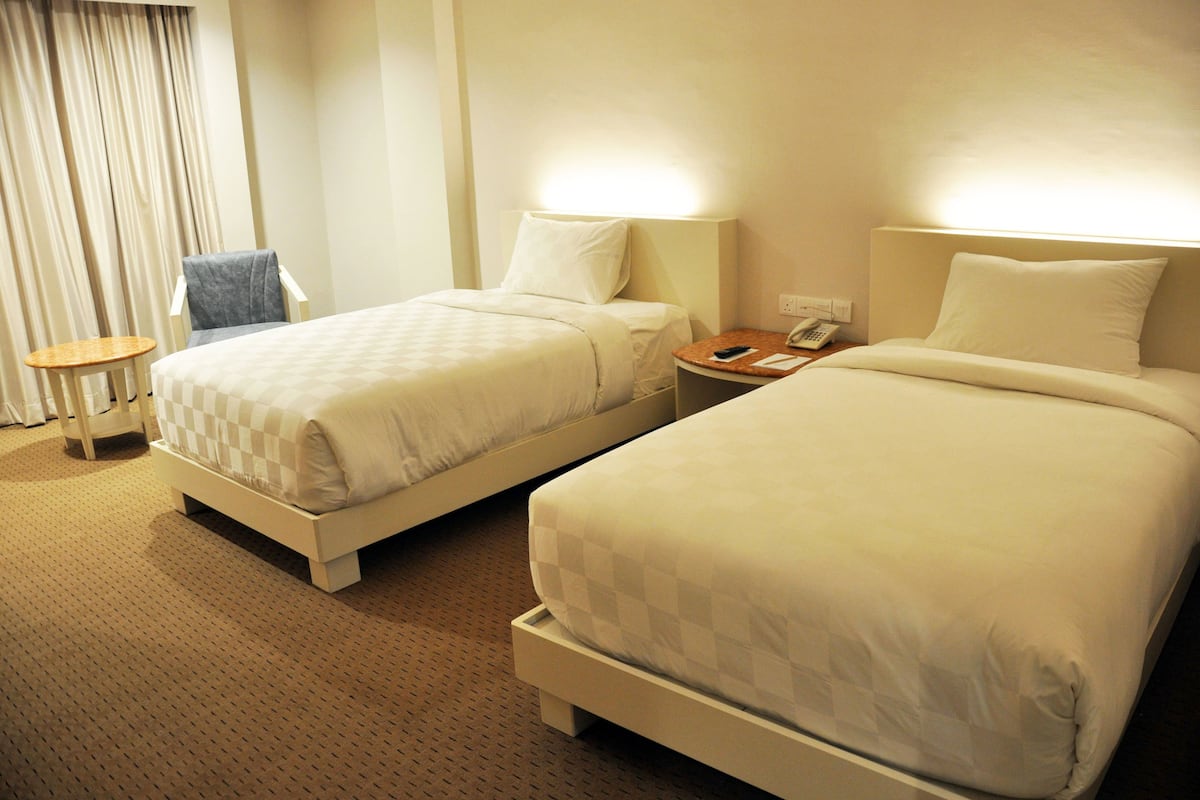 Chambre Deluxe avec lits jumeaux | Coffre-fort, bureau, accès au Wi-Fi (inclus)