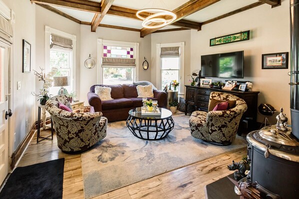 Smart TV, fireplace, stereo, printers