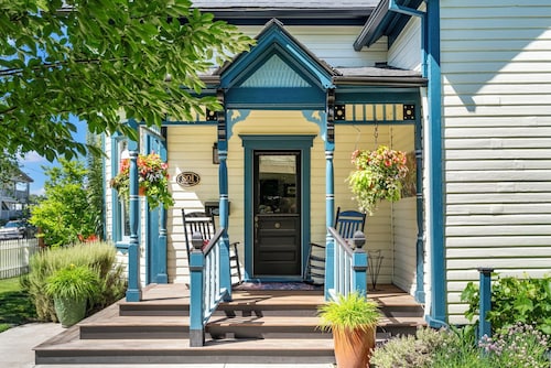 Victorian Secrets 1897 Home - Curious? Eclectic, convenient & ❤️ of wine country