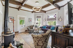 Smart TV, fireplace, books, stereo