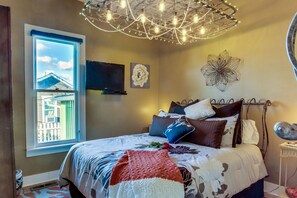 4 bedrooms, iron/ironing board, free WiFi, bed sheets - Victorian Secrets 1897 Home - Curious? Eclectic, convenient & ❤️ of wine country (Newberg)