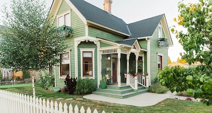 Victorian Secrets 1897 Home - Curious? Eclectic, convenient & ❤️ of wine country