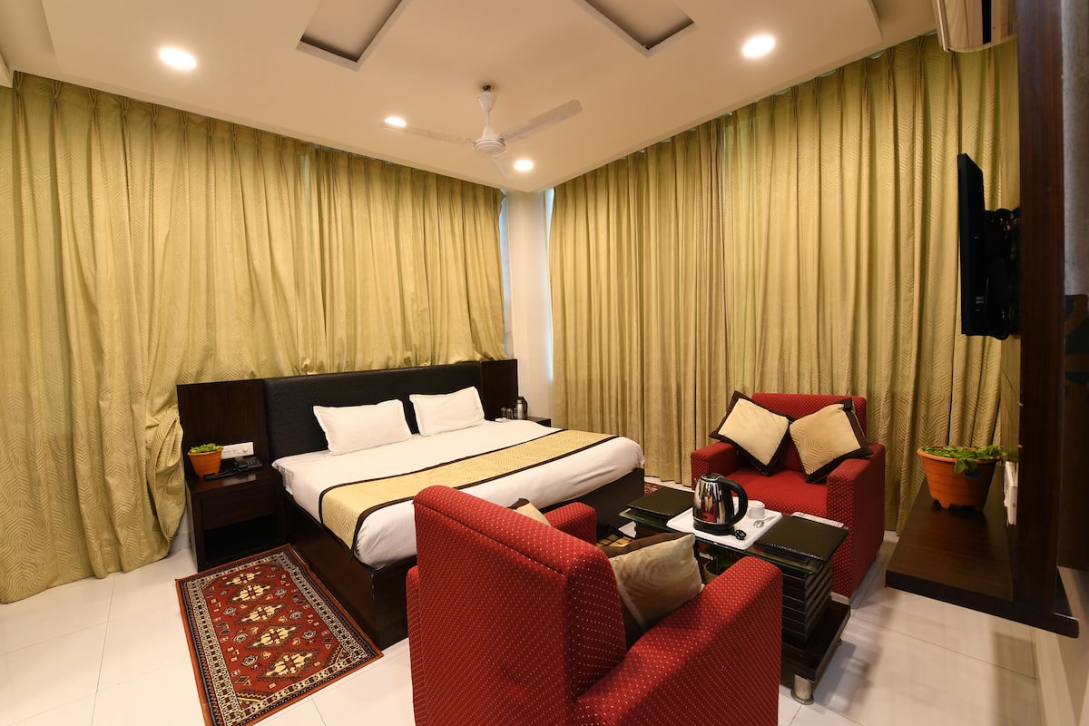 Family Room, 2 Double Beds, Accessible | Living area | 32-inch LED TV with cable channels, TV