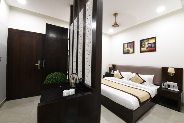 Maharaja Suite | Desk, blackout drapes, soundproofing, free WiFi - Madhav Muskan Residency (Mathura)