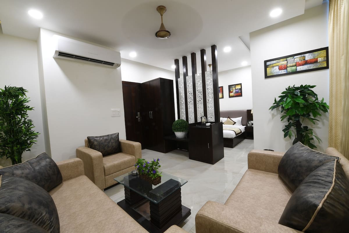 Maharaja Suite | Living area | 32-inch LED TV with cable channels, TV